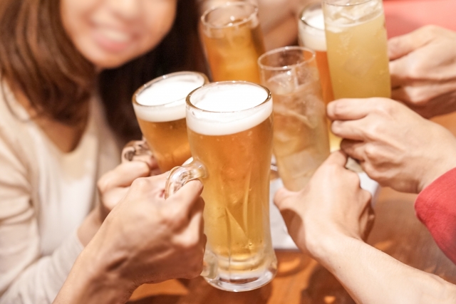 ビールで乾杯する画像